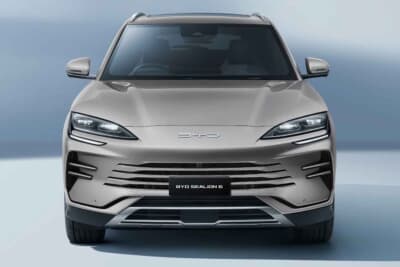 BYD SEALION 6:海洋美学の象徴であるシャープなLEDヘッドライトを採用したフロントフェイスは、波や雫を連想させる