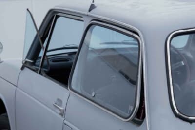 ホンダN III 360:開閉式のリアウインドウ。三角窓との組み合わせにより効率的な換気を行う