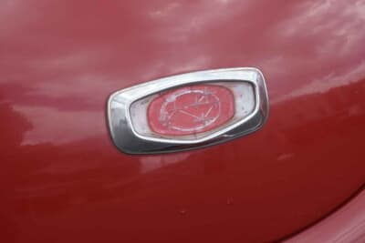 スバル 360 ヤングS:現代にも受け継がれる6連星はプレアデス星団をデザインしたスバルのエンブレムで、統合した6社と未来の輝きを表している