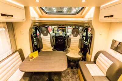 フィアット デュカト:運転席や助手席を回転させることで、乗車定員の5名がゆったりとテーブルを囲むことができ、優雅な食事を車内で楽しむことができる