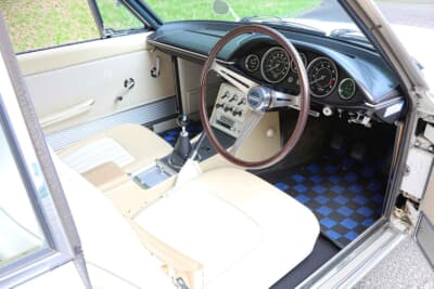 日産 シルビア：ステアリングはオリジナルの木製リム。タコメーターやルームミラーは修復済み。スイッチ類はプッシュプルからオリジナルのタンブラーに交換されている