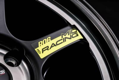 MID RACING R06：センターを除くスポーク部分は、グロスブラックで仕上げ、リムはポリッシュ加工が施される。それにより、フェイス面の立体感が増すとともにクルマの足もとを妖艶に仕上げてくれる