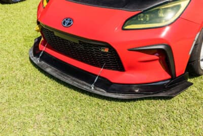 スバル BRZ：ボディにはスペックのフロントリップスポイラーに、さらにZN6用のロケットバニーのアンダースポイラーをドッキングしている