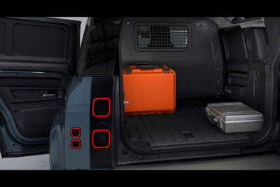 DEFENDER HARD TOP：ふたり乗りで後席部分は広大な荷室スペースとして使用可能。大きな荷物を運ぶ仕事用と割り切った使い方を望むユーザーも多いだろう