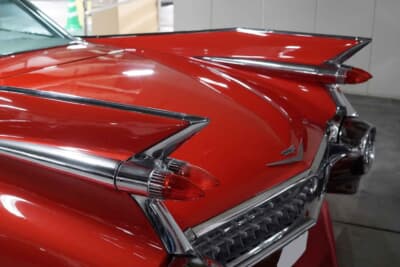 キャデラック ドゥビル クーペ：今にも飛び立ちそうな垂直尾翼のようなテールフィン。古き良きアメリカンデザインに見学客も足を止めていた