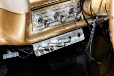 シボレー インパラ：ステアリングやメーターなど、オリジナルの雰囲気が残されている