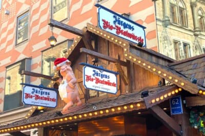 クリスマスマーケットのお店の看板はそれぞれ工夫されていて、見るのも楽しみ