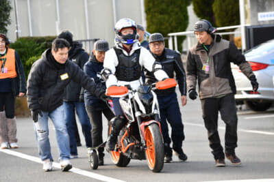 インカムやホイッスルで方向を指示し、視覚障がいでもまっすぐ走ることができる