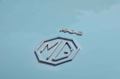 MG B：エンブレムまでデザインされているのがオシャレだ