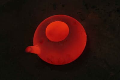 使用済みのクルマの窓ガラスを分別・破砕したあと、タンブラーやロックグラス、花瓶などを作製している