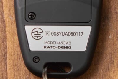 特定小電力無線等には技適マークが必須！　リモコンの裏には技適マークが配置される。電波法に合致している証拠。購入の際にはこういったところまで精査したい