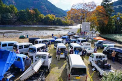 眼前に広がる大井川の流れと会場が、開放的な雰囲気にさせてくれる。サンバーは自然とよく似合うクルマだ。手前には珍しいダンプの姿も