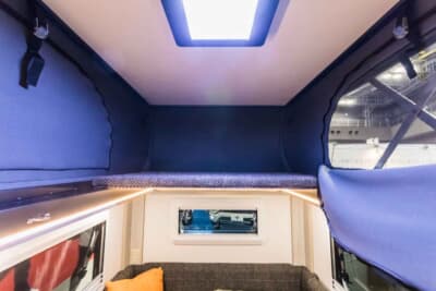 TAMA-T：天井のほぼ全面が約50cmポップアップすることで、室内は天井高が2m近く確保され、立って移動することができる