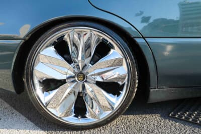 トヨタ アリスト:煌びやかな20インチの大径ホイールは、ラグジュアリー系ユーザーに愛される「レグザーニ・クリスタル」