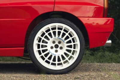 14万9500ユーロ（邦貨換算約2670万円）で落札されたランチア「デルタHFインテグラーレ ムレット・ストラダーレ」（C）Bonhams