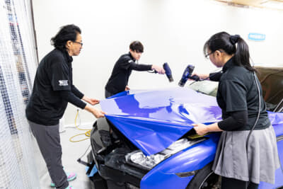 ヒートガンを当てながらシワなどが出ないように丁寧に貼っていく