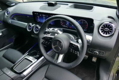 メルセデス・ベンツ GLB 200 d 4MATIC アーバンスターズ：Dシェイプデザインのナッパレザーの本革巻スポーツステアリング