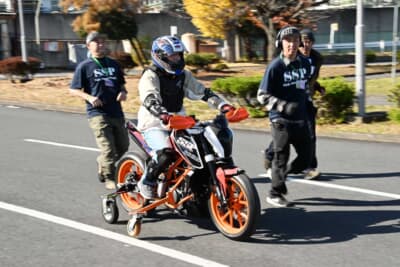 視覚障がいの方には、まっすぐ走ることをまず最初の課題としている。ボランティアスタッフからも「目をつぶってバイクで走れと言われても無理~」とも声が上がる