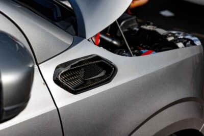 スズキ アルトワークス:熱を帯びたエンジンルームの空気を効率よく抜くダクト。見た目もレーシーでカッコいい