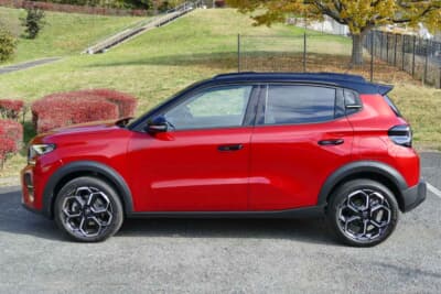 シトロエン C3 MAX ハイブリッド:Aピラーから、ルーフ、リアスポイラー、そしてCピラー上部までつながる広大な2トーンルーフ