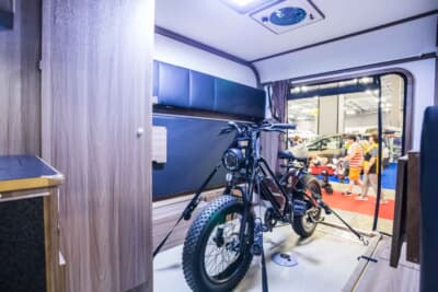 タコス GX350:リアに観音開きの大きなドアを設けることで、トレーラー内部に自転車を収納することができる