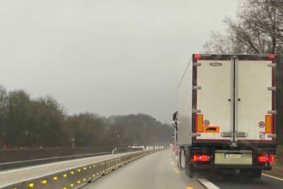 アウトバーンの工事エリアではかなり狭い車線もありますので、車幅に注意が必要です