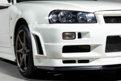 35万0000ユーロ〜45万0000ユーロ（邦貨換算6320万円〜8130万円）で現在も販売中の日産R34型「スカイラインGT-R Nur」（C）Bonhams