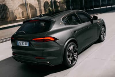 マセラティ グレカーレ コロラータ:グレカーレには広々としたキャビンにさらなる解放感をもたらすサンルーフを装備