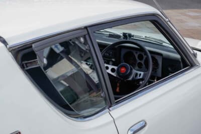 日産 チェリークーペX-1R:ピラーレスのクオーターウインドウは開く構造である