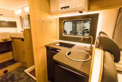 フィアット デュカト:キッチンやシンクも完備され、優雅な食事を車内で楽しむことができる