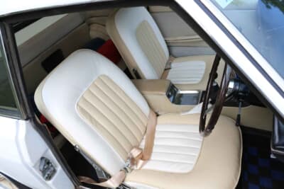 日産 シルビア：シートは張り替え済み。現在、ドアおよび後席側の内張り、足元サイドを張り替え中である。オリジナル同型のドアハンドルが作製して取り付けられている