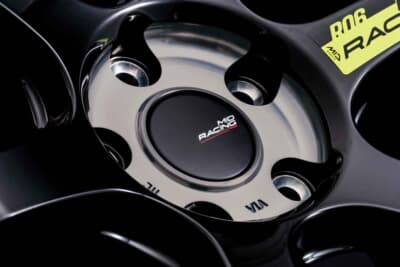 MID RACING R06：センターを除くスポーク部分は、グロスブラックで仕上げ、リムはポリッシュ加工が施される。それにより、フェイス面の立体感が増すとともにクルマの足もとを妖艶に仕上げてくれる