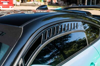 トヨタ GR86:レーシーな印象を与えるリアウインドウベント