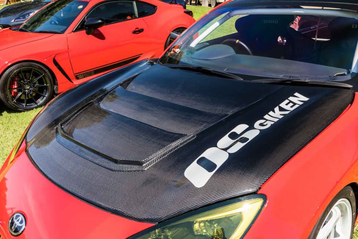 スバル BRZ：大きなスリットの入ったボンネットは、サイバーデザインのカーボン製だ