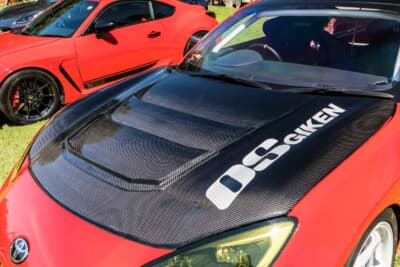 スバル BRZ：大きなスリットの入ったボンネットは、サイバーデザインのカーボン製だ