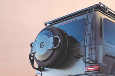 Mercedes-AMG G 63 Offroad Pro Edition（ISG）：リアゲートにマウントするスペアタイヤには通常のカバータイプではなく専用ホルダーをセットアップ。同じ G63にも差を見せつける