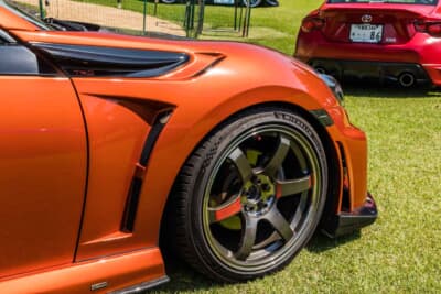 トヨタ 86:ホイールはRAYSのTE37 SLサーガをチョイスしている。サイズは18×9.5J+45で、255/35R18のミシュランパイロットスポーツ5を装着する