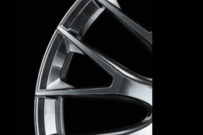 ホムラ2×9:リムエンドにスクエア×ヘキサゴン造形を組み込むことで、外周視点が強調されるためより大きく、クロススポークは長く見えるのが特徴。アンダーカットによる軽快感も特徴