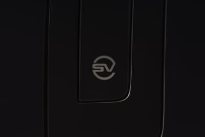 RANGE ROVER SV BLACK：ラウンドエンブレムもブラックのコーディネート。精密なデザインがドラマチックに演出する