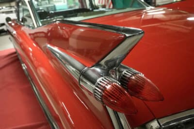 キャデラック ドゥビル クーペ：今にも飛び立ちそうな垂直尾翼のようなテールフィン。古き良きアメリカンデザインに見学客も足を止めていた