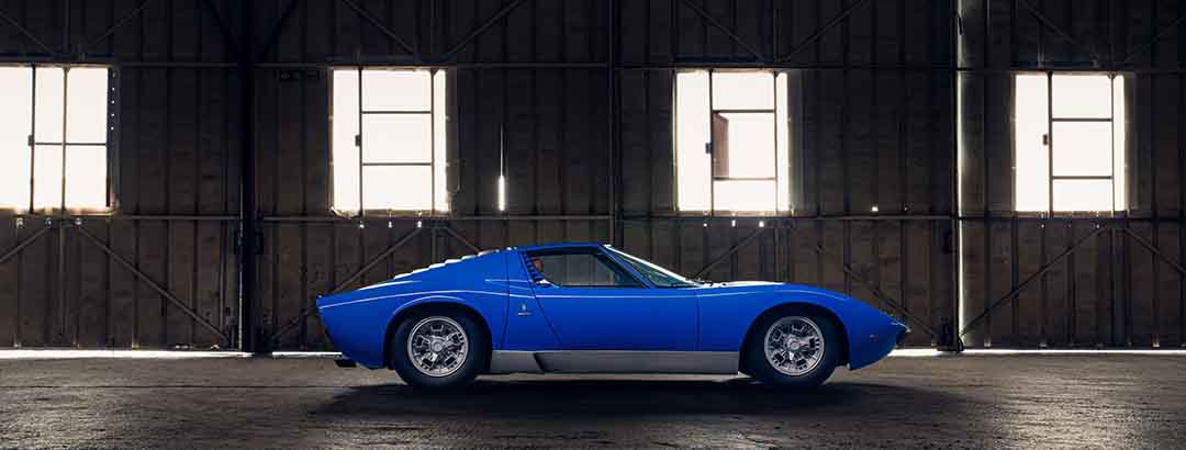 37台しか製造されなかった鮮やかなブルーを纏ったランボルギーニ「ミウラ」が希少性を評価され2億6900万円で落札