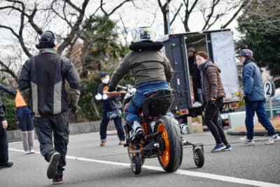 パラモトライダーにもしものことがあった際に支えるべく、ボランティアスタッフが一緒に走る