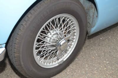 MG B：ワイヤースポークホイールはスピンナーで固定される