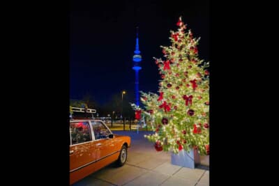 BMWミュージアム前にもツリーとクルマが一緒にデコレーションされて、とてもキレイです