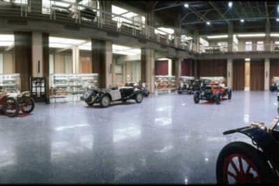 館内はコンパクトで、多くの車両は並べられない