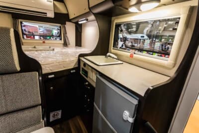 JOLY BEE:入り口脇には冷蔵庫やシンクなどのキッチンが備わり、その奥がリアの常設ベッドとなる