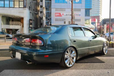 トヨタ アリスト:バンパーはサイドリフレクターが追加され全長が長い後期用へと変更。リアスポイラーも純正オプション品を装着