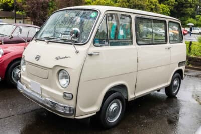 スバル サンバーバン：2代目はシンプルなデザインが採用され、丸目２灯も強調されて可愛らしさに溢れている