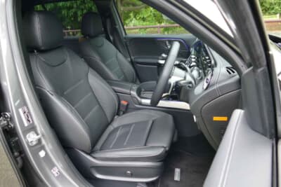 メルセデス・ベンツ GLB 200 d 4MATIC アーバンスターズ：電動調節機能による最適なシートポジションを設定できるフロントシート