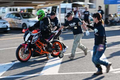 ボランティアスタッフは、何かあった際にすぐに支えることができるよう常に走行する車両に寄り添う形で一緒に走る